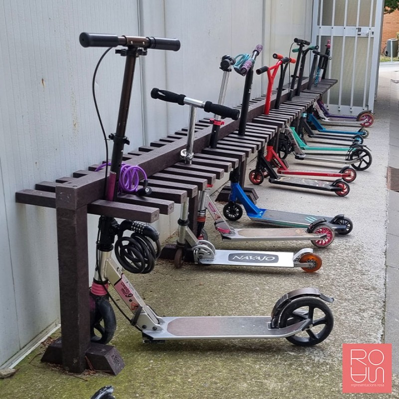 Aparca patinet per escoles - plàstic reciclat 100%